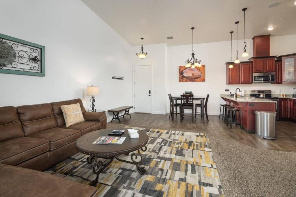 Luxury Downtown Rental - La Dolce Vita Villa #3 Moab Luaran gambar