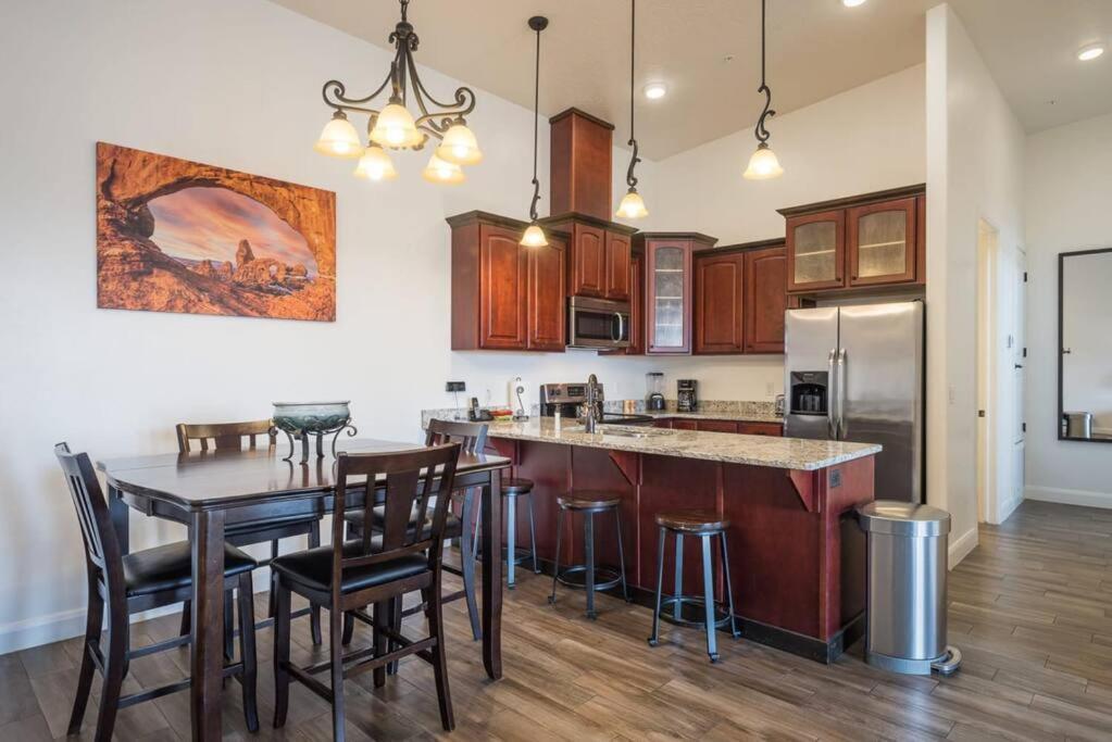 Luxury Downtown Rental - La Dolce Vita Villa #3 Moab Luaran gambar