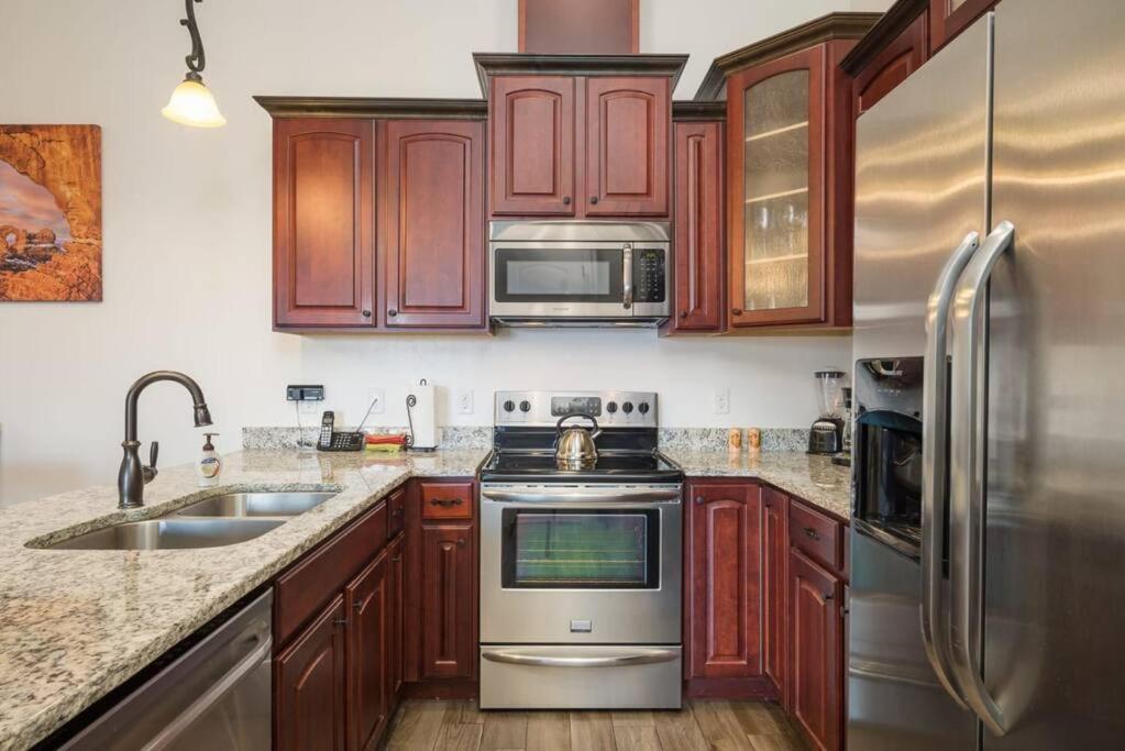 Luxury Downtown Rental - La Dolce Vita Villa #3 Moab Luaran gambar